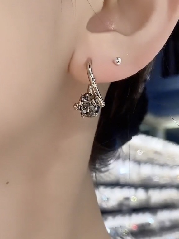 Black and gray zircon rotating ear buckles are simple, fashionable, elegant and high-end earrings. They are a hit on the Internet and have a unique style. This is a new style from 2023 details Picture