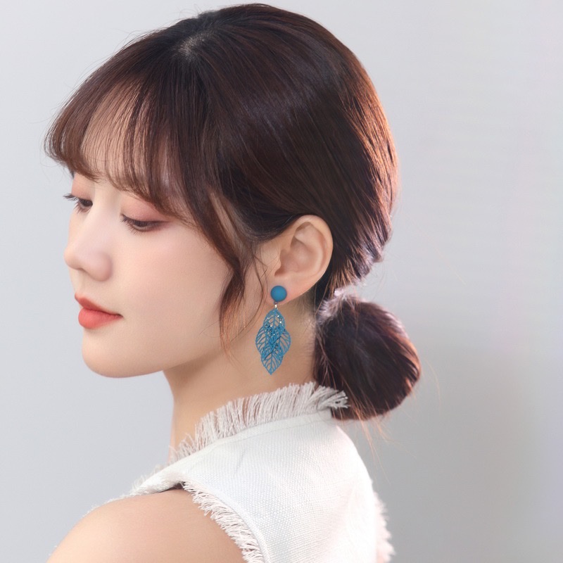 The retro Hong Kong-style green earrings with a trendy vibe, 2022 new trendy leaf fashion large-sized earrings and earrings R406 Application Scenario