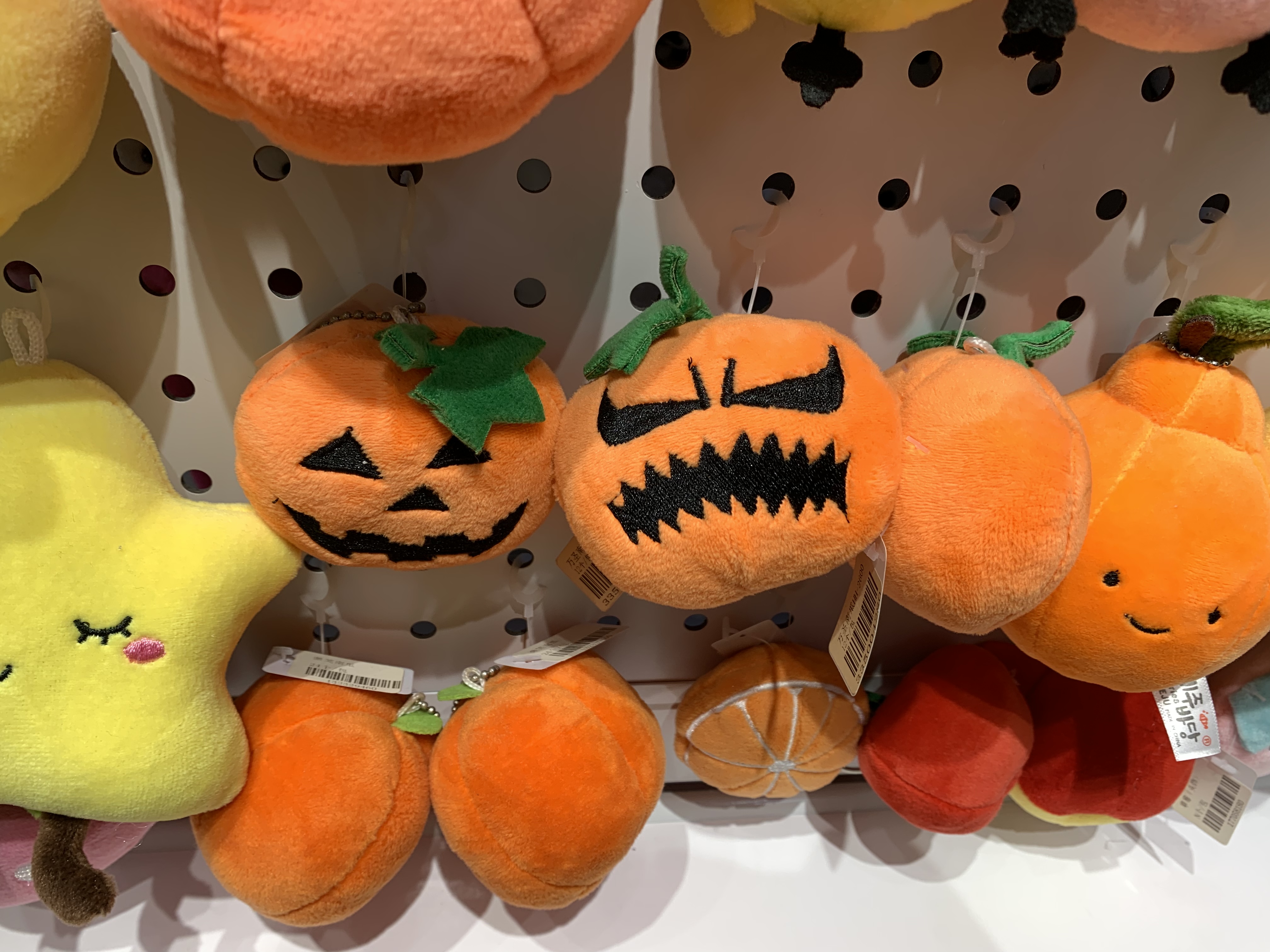 Rabbit pendant, fruit rabbit keychain, clown, strawberry bear, pumpkin, mini grabber, Douyin live streaming, Amazon cross-border Application Scenario