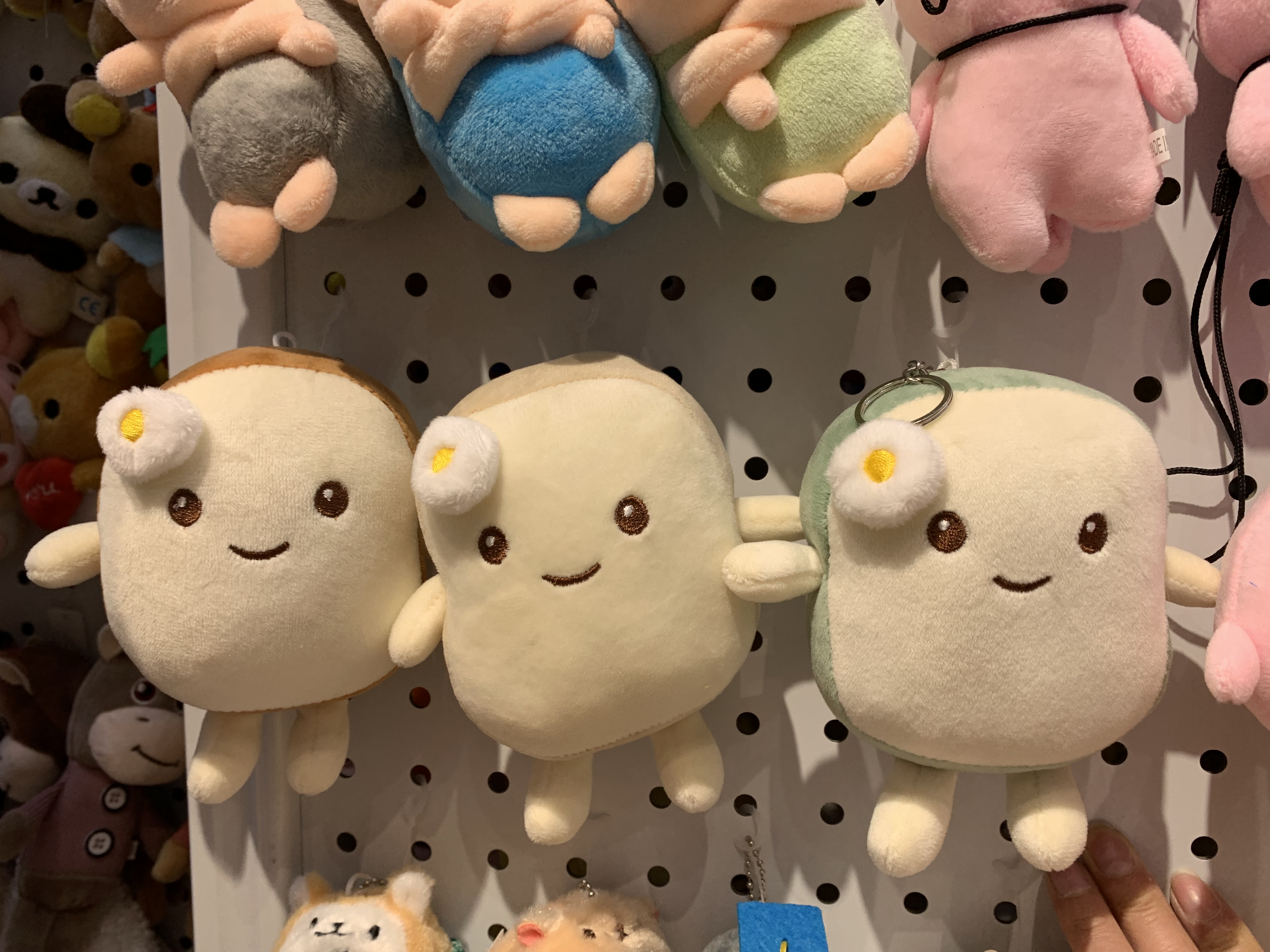 Plush pendants, scarves, duck keychains, clown hamsters, cream packs, mini claw machine dolls, Douyin live streaming on Amazon Application Scenario