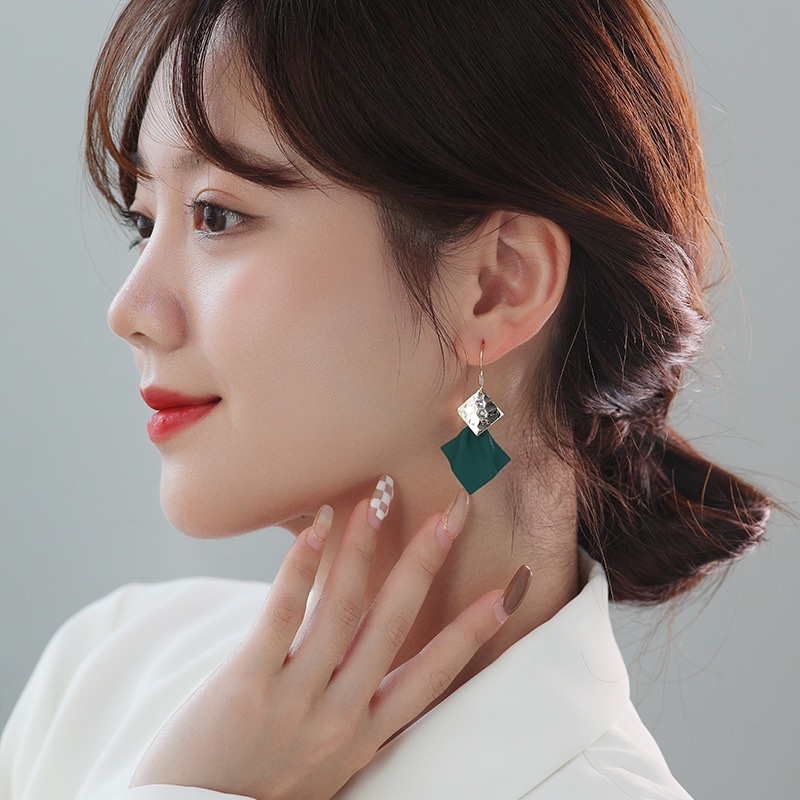 Korean style green retro earrings 2022 new trendy irregular geometric rhombic earrings and earrings for women R004 Application Scenario