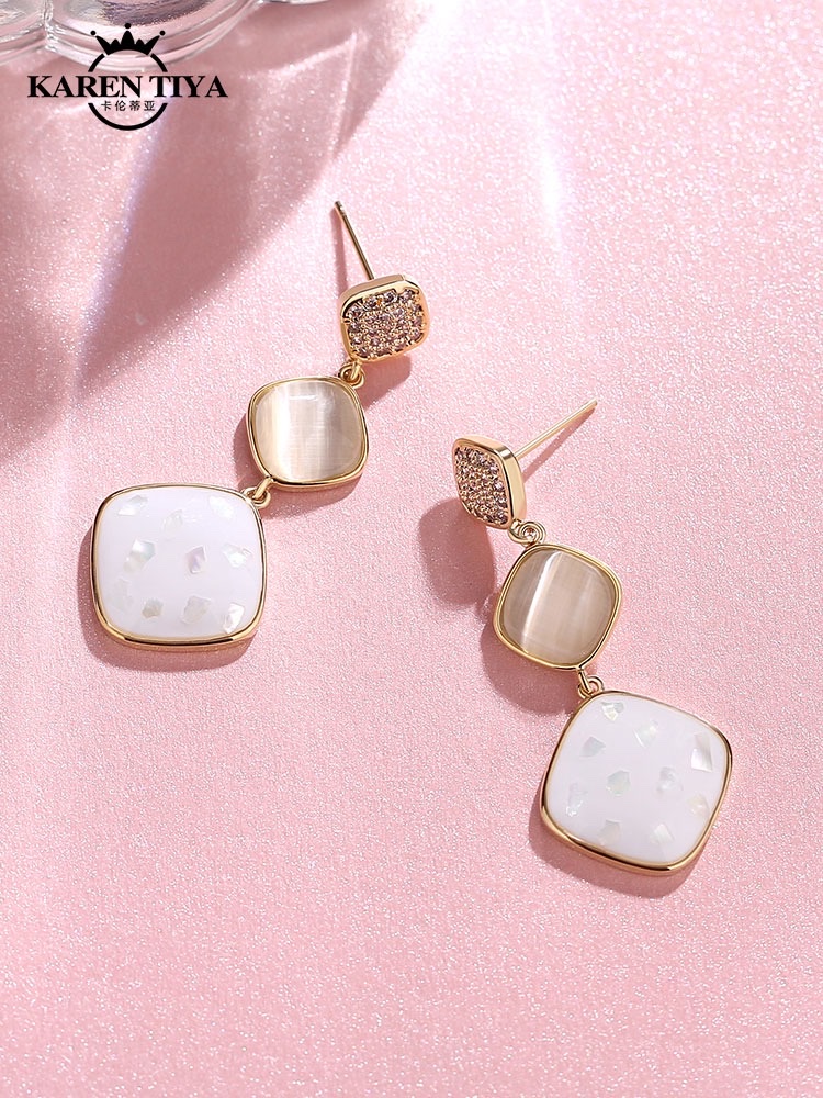 Geometric diamond-shaped earrings, a new trend of high-end, elegant and light luxury earrings in 2022, are popular and trendy earrings for autumn and winter Specification image