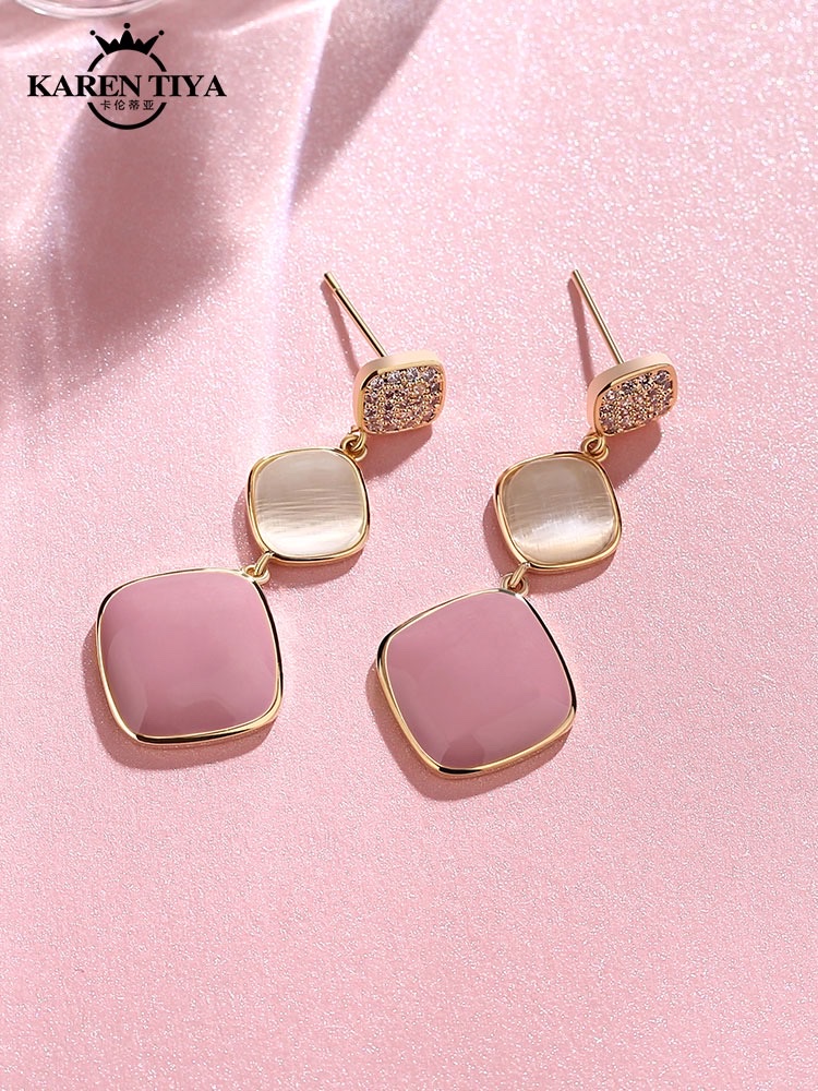 Geometric diamond-shaped earrings, a new trend of high-end, elegant and light luxury earrings in 2022, are popular and trendy earrings for autumn and winter Item Picture