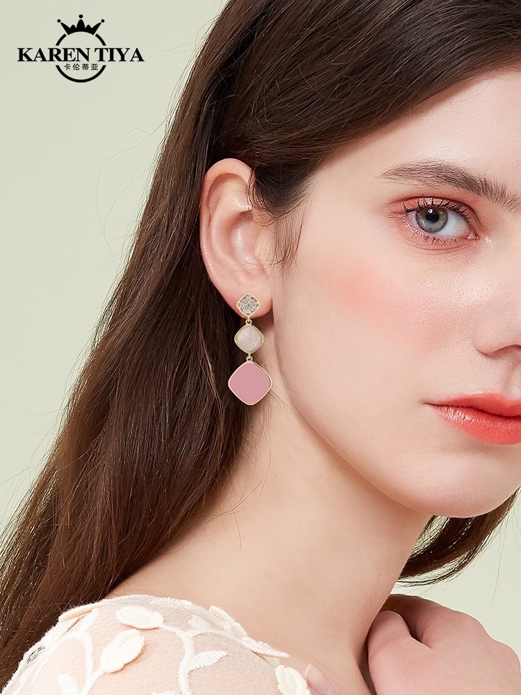 Geometric diamond-shaped earrings, a new trend of high-end, elegant and light luxury earrings in 2022, are popular and trendy earrings for autumn and winter Application Scenario