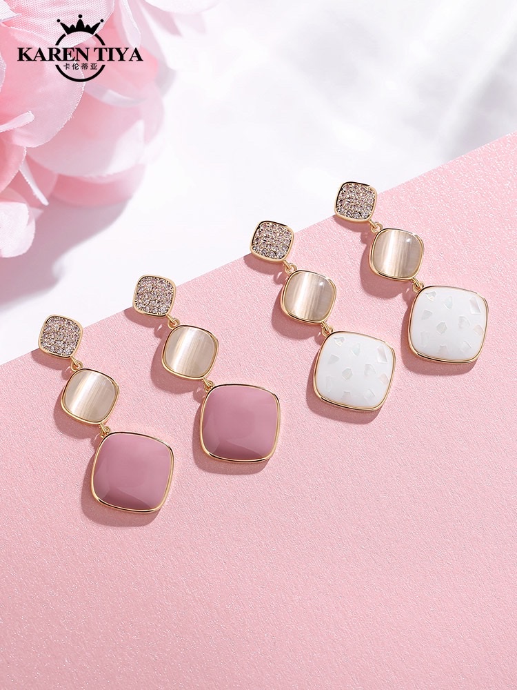 Geometric diamond-shaped earrings, a new trend of high-end, elegant and light luxury earrings in 2022, are popular and trendy earrings for autumn and winter