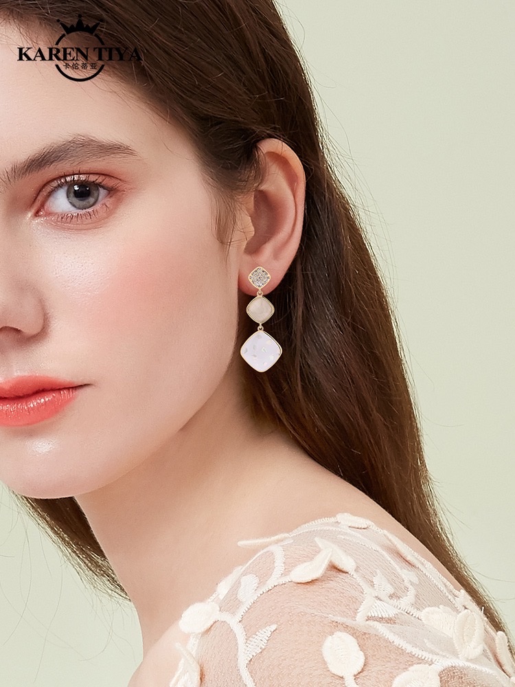 Geometric diamond-shaped earrings, a new trend of high-end, elegant and light luxury earrings in 2022, are popular and trendy earrings for autumn and winter details Picture