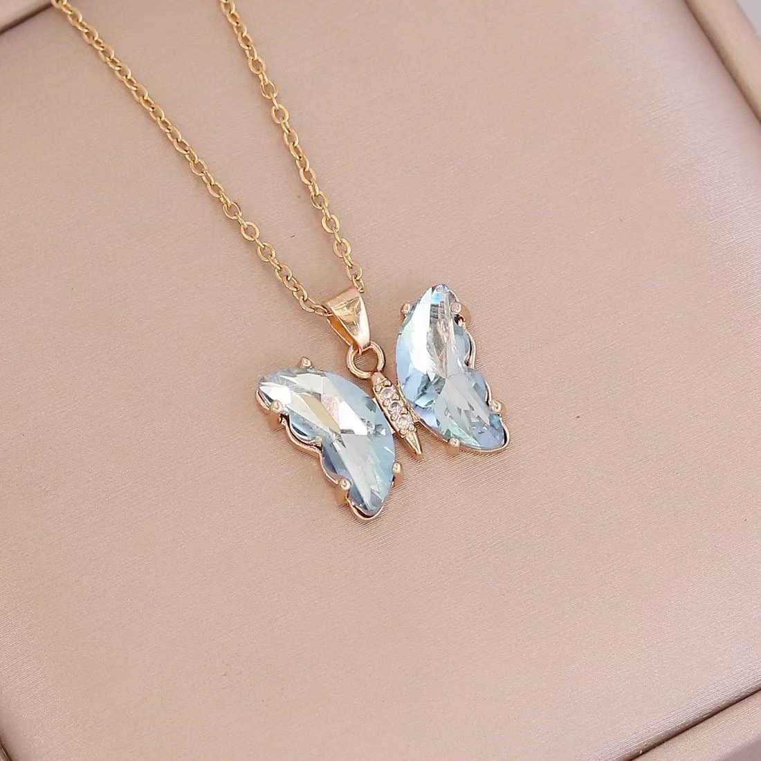 2023 New European and American gradient butterfly necklace Women's Fashion Pendant, personalized collarbone chain women 00321 details Picture