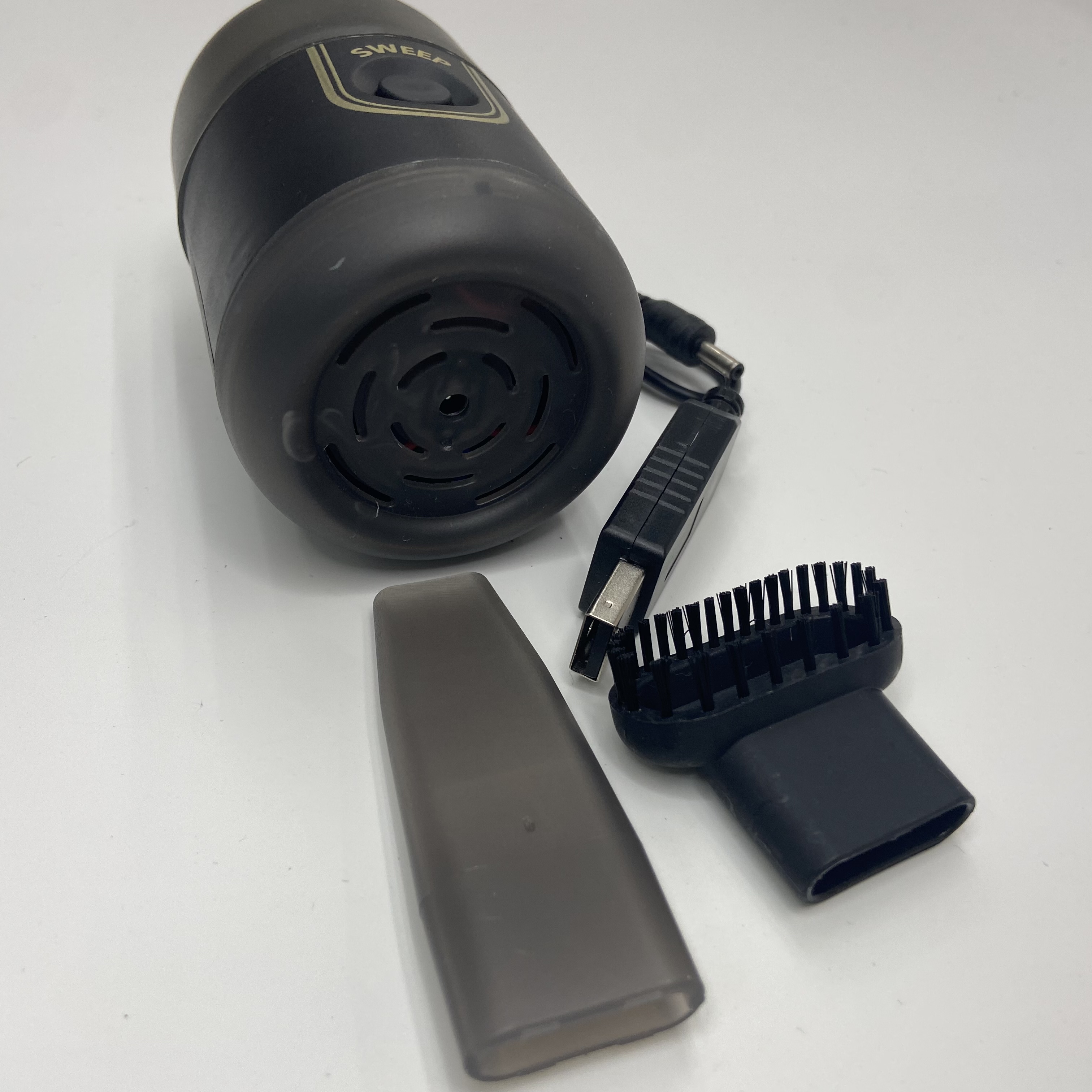 Handheld vacuum cleaner, mini desktop vacuum cleaner, rechargeable student desk, pencil shavings, rubber shavings cleaner Application Scenario