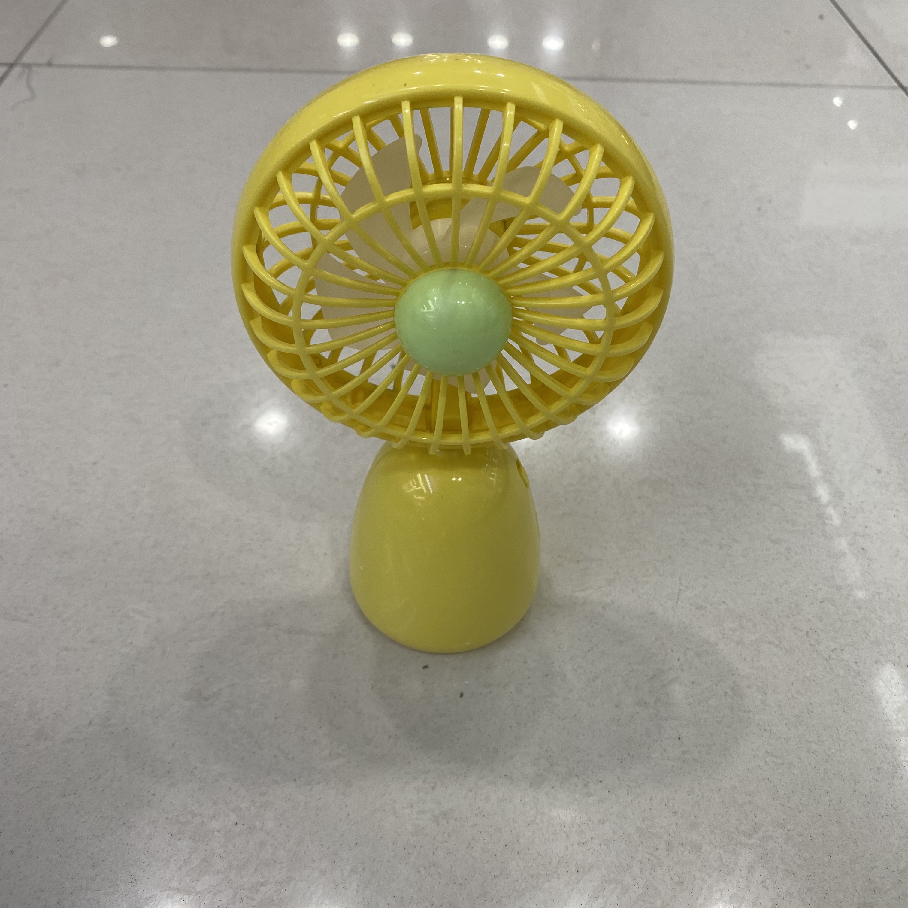 Simple and mini desktop fan, rechargeable, summer student dormitory desktop cooling electric fan Application Scenario