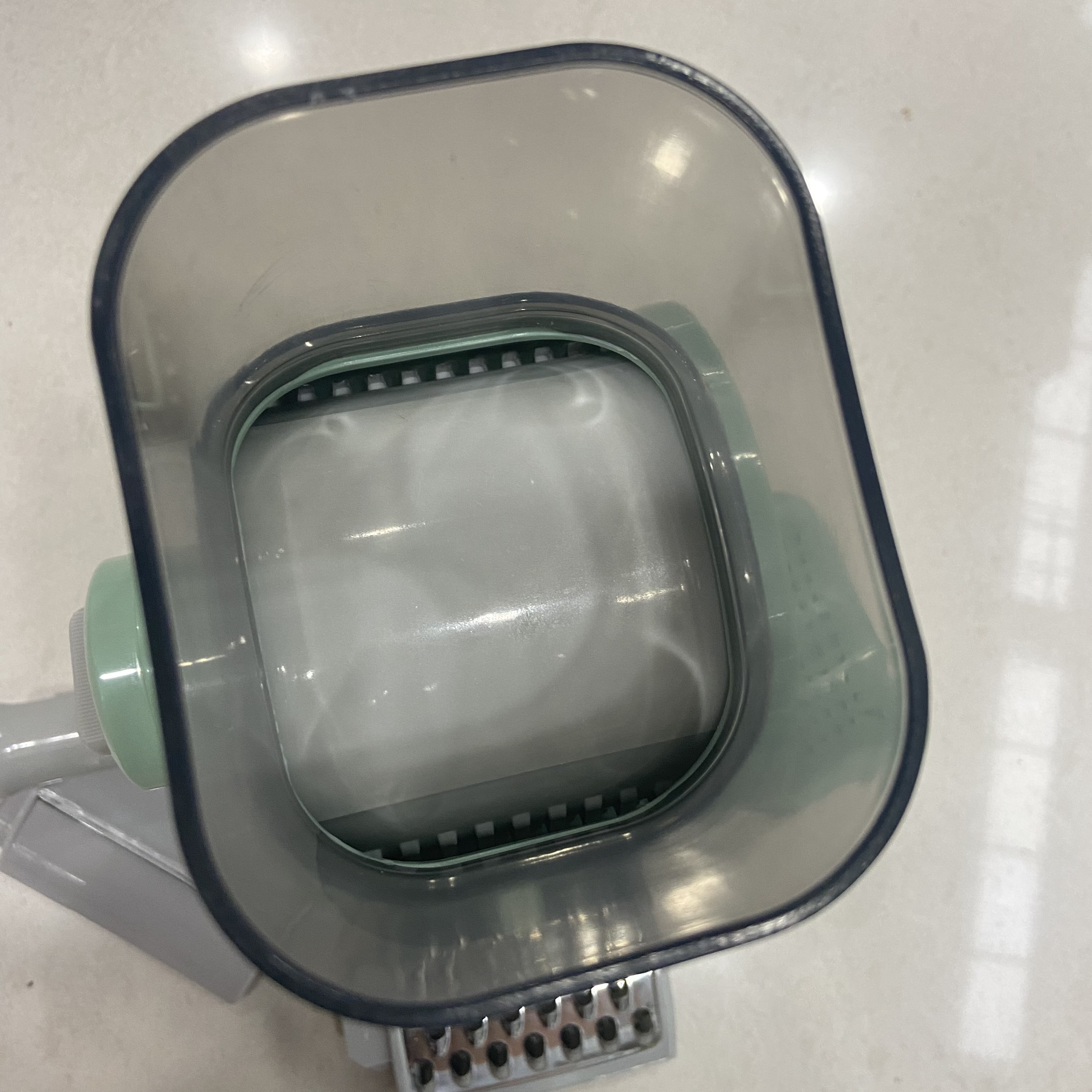 Household vegetable slicer, hand-cranked roller grater, potato slice and radish slicer Application Scenario