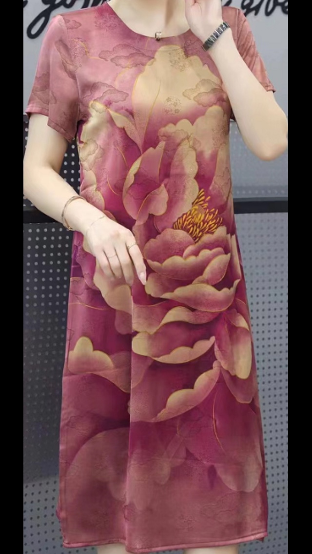This is a new 2023 faux silk No. 7 dress with a round neck and short sleeves. It is a casual summer dress for the middle-aged and elderly, fashionable and comfortable. It is in a dark purple-red color and suitable for home, travel, and meeting friends. It is a large-sized loose dress. details Picture