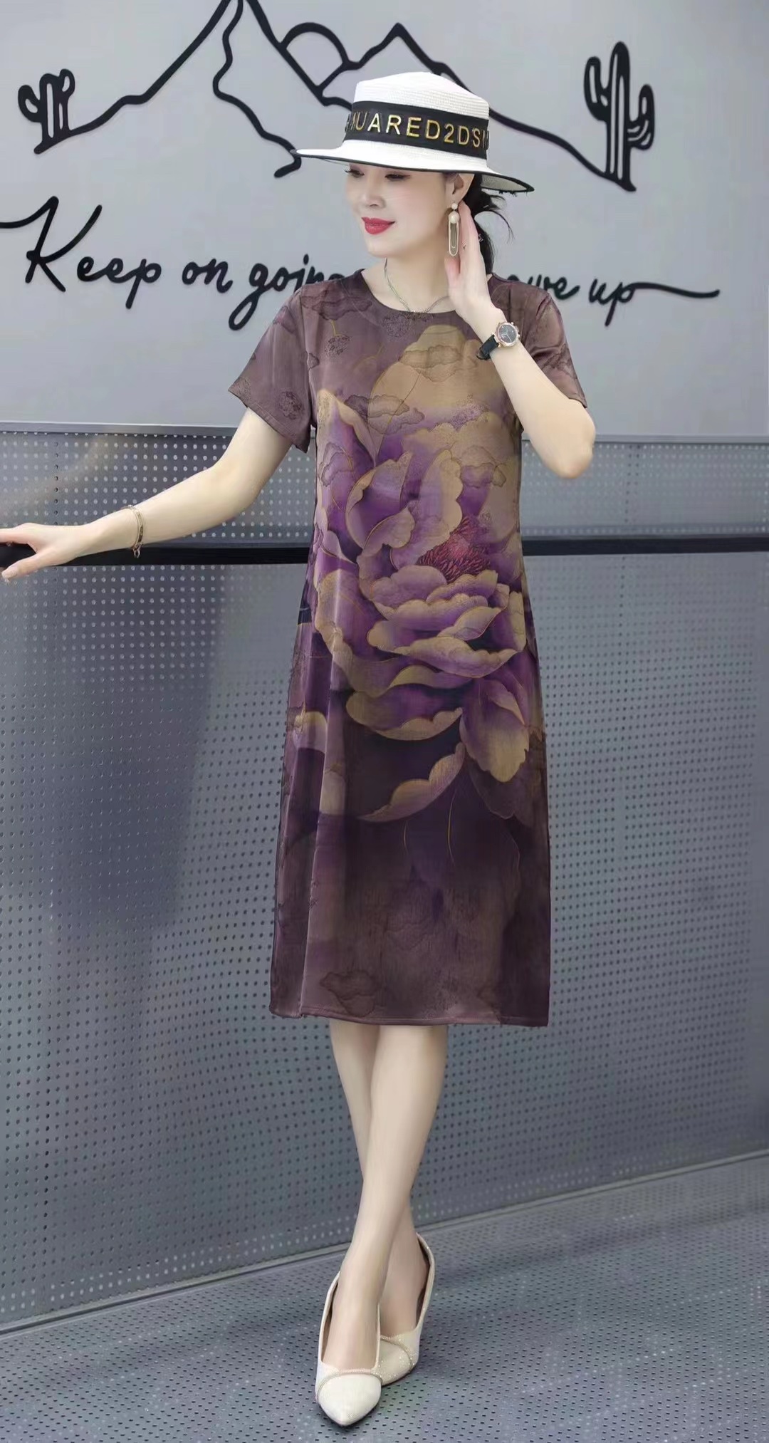 New 2023 faux silk size 6 dress, with a round neck and short sleeve, summer wear for middle-aged and elderly people, fashionable and comfortable for mothers in summer, large purple flowers, suitable for home, travel and casual wear, large size loose skirt.