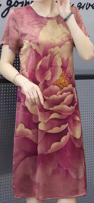 This is a new 2023 faux silk No. 7 dress with a round neck and short sleeves. It is a casual summer dress for the middle-aged and elderly, fashionable and comfortable. It is in a dark purple-red color and suitable for home, travel, and meeting friends. It is a large-sized loose dress. Specification image