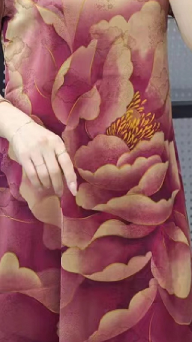 This is a new 2023 faux silk No. 7 dress with a round neck and short sleeves. It is a casual summer dress for the middle-aged and elderly, fashionable and comfortable. It is in a dark purple-red color and suitable for home, travel, and meeting friends. It is a large-sized loose dress. Application Scenario