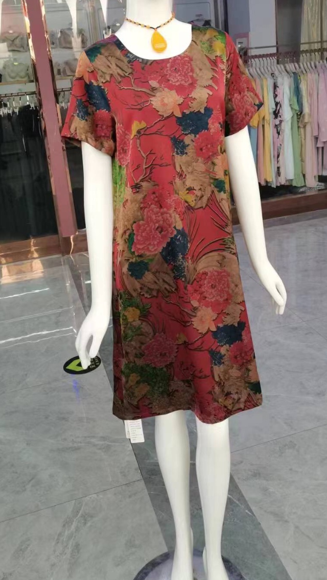 2023 New Summer Women's Dress for Middle-aged and Elderly XL-5XL printed round-neck short-sleeved loose women's dress with a red base and large floral faux silk Application Scenario
