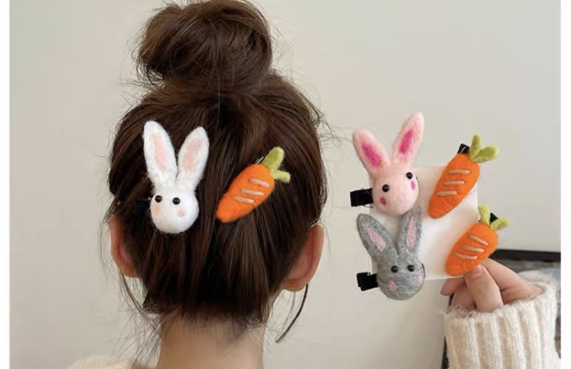 Rabbits love carrots ~ Felt hair accessories, cute girl's plush hair clips, headwear, ins autumn and winter bangs clips Application Scenario