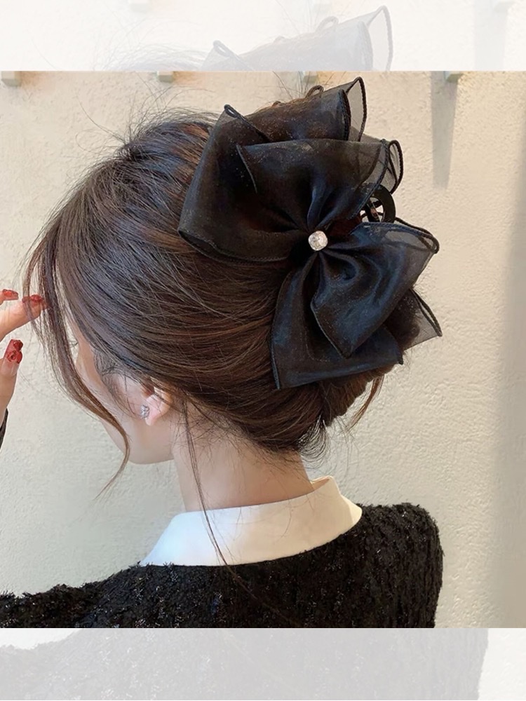 Silk and gauze bow clip, a large shark clip at the back of the princess's head, a hair bun, a hair clip headwear, a fairy-like girl details Picture