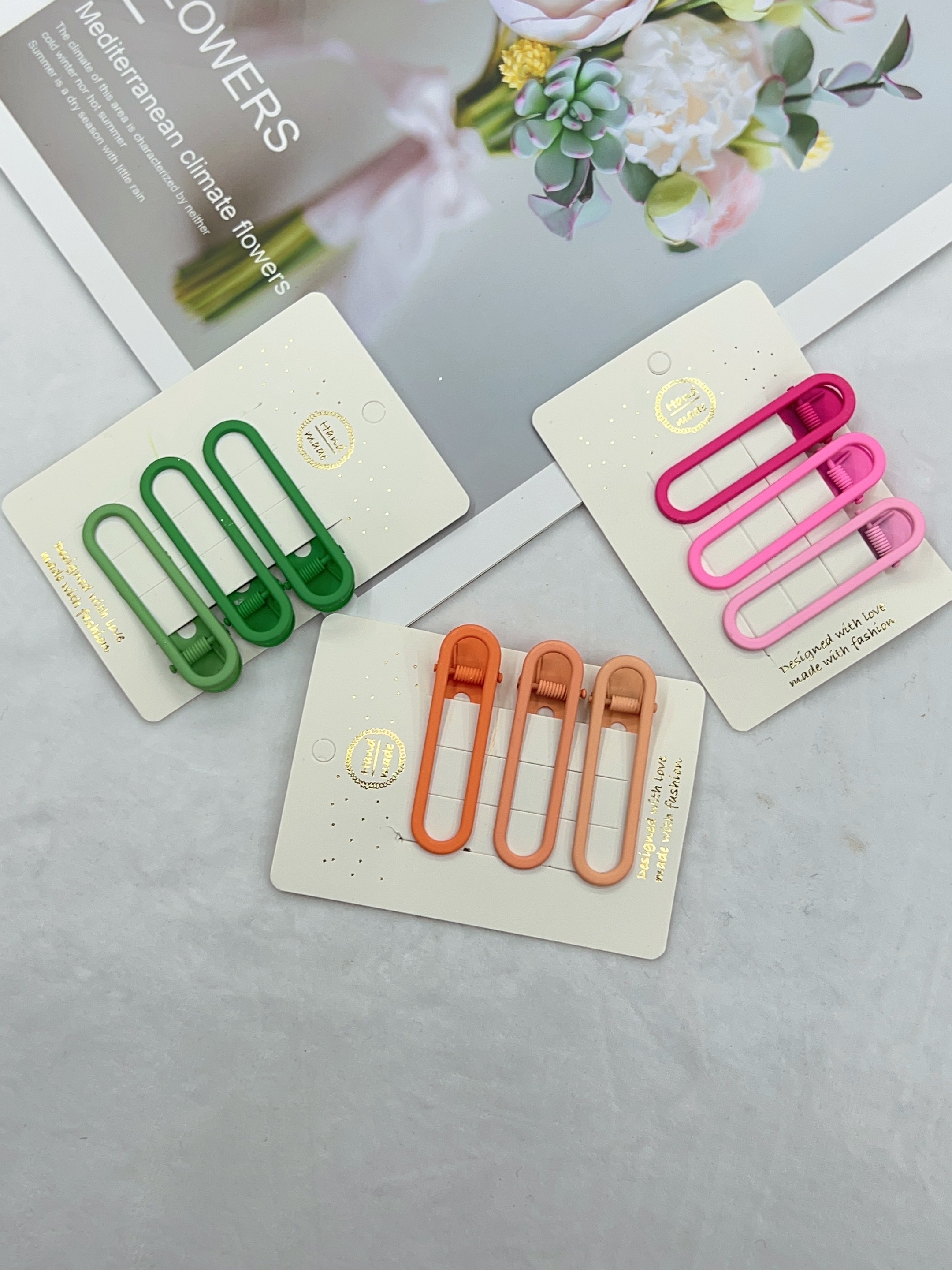 Tarjeta con 3 clips de duckbill color té de leche con clips de borde de gota cruzada. Hua hin accesorios -522 Item Picture