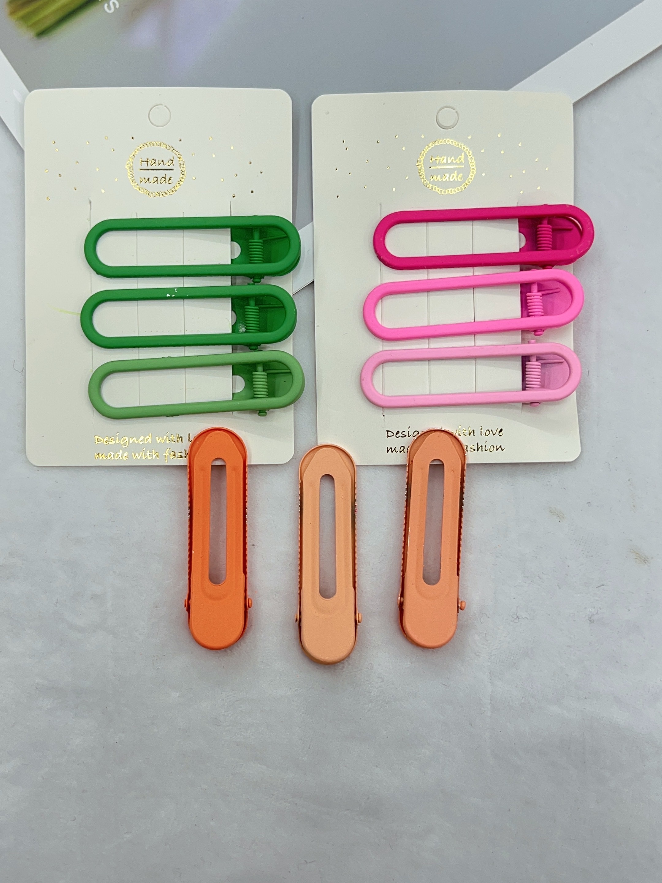 Tarjeta con 3 clips de duckbill color té de leche con clips de borde de gota cruzada. Hua hin accesorios -522 Specification image