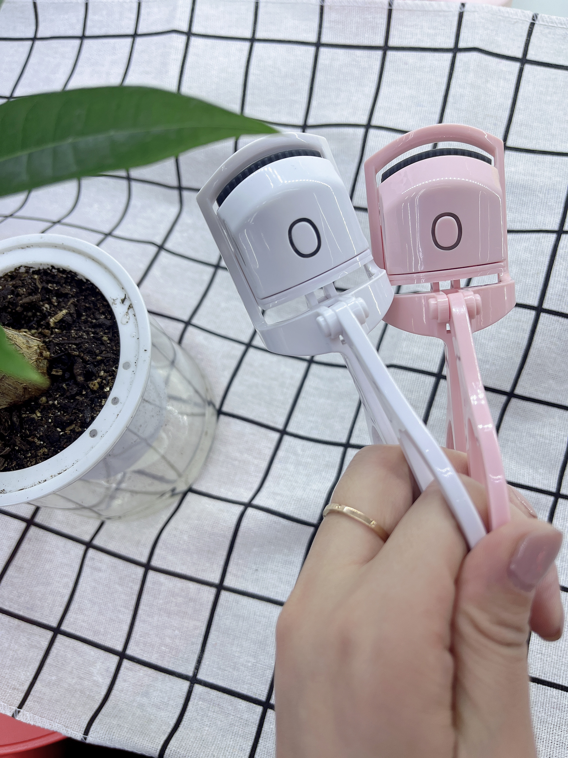 New cross-border upgraded electric eyelash curler, charging dual-temperature eyelash curling device, electric eyelash curler manufacturer wholesale in stock Application Scenario