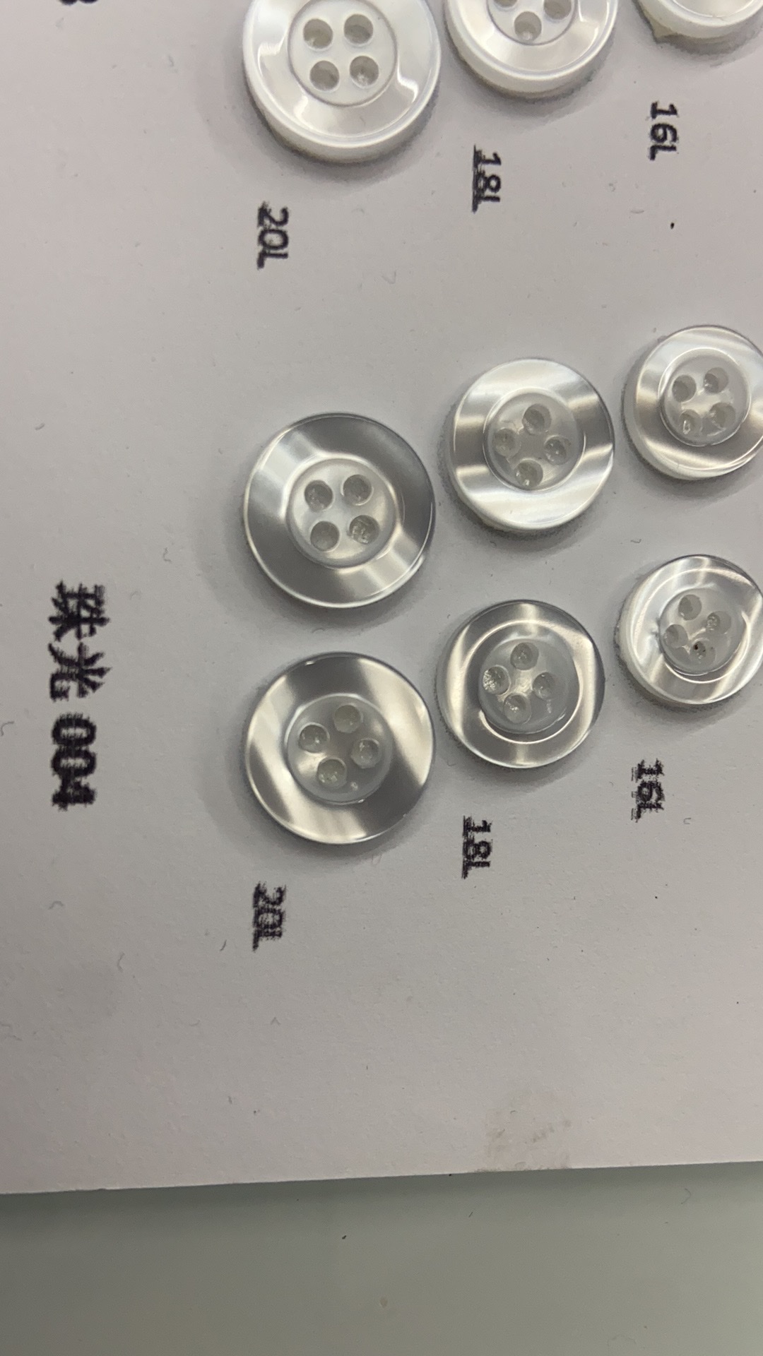 珠光宽边扣，可以定制你想要Logo