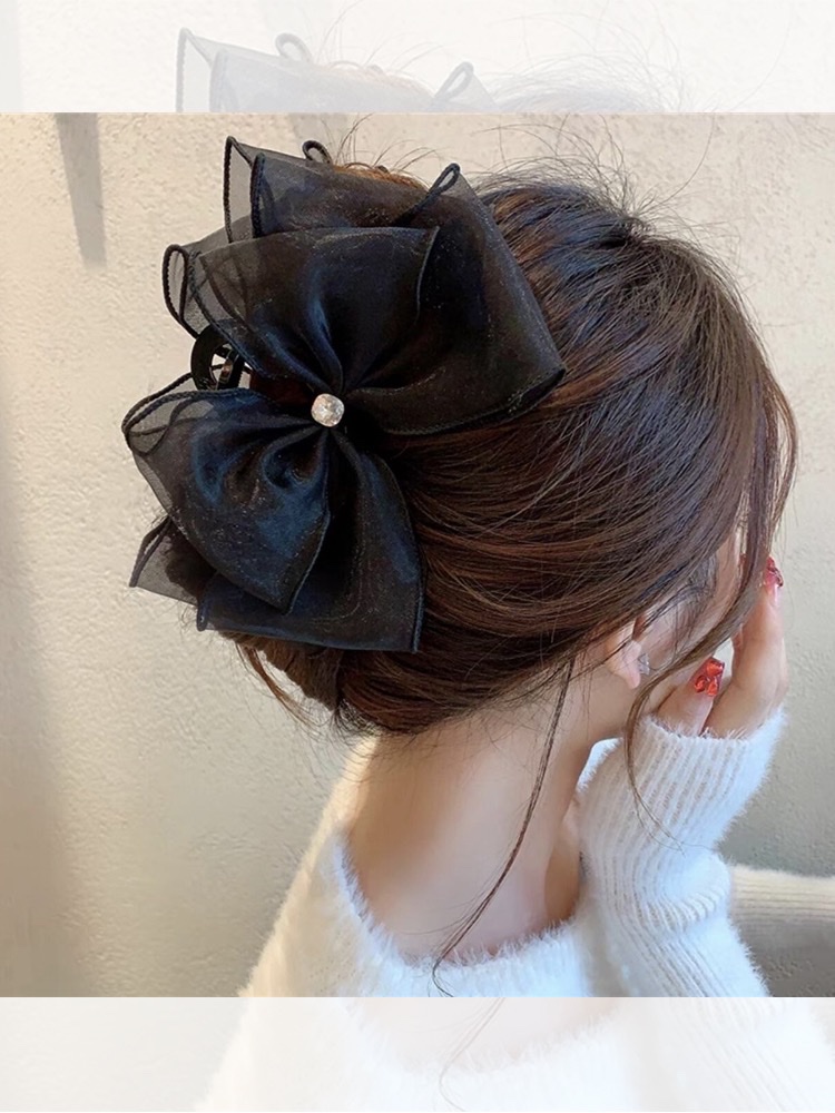 Silk and gauze bow clip, a large shark clip at the back of the princess's head, a hair bun, a hair clip headwear, a fairy-like girl