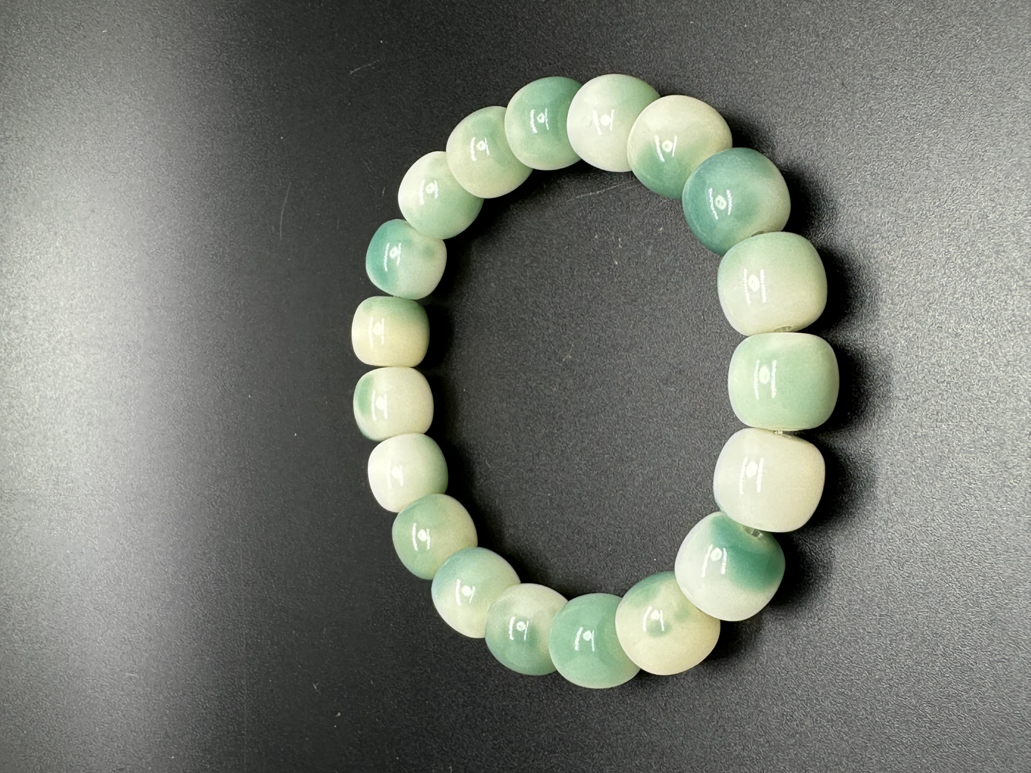 Ink flower-patterned white jade Bodhi plate playing hand beads: 8091 Xiangyuan Buddhist Beads, Zone D, 3rd Floor, Phase I of Yiwu International Trade City Application Scenario