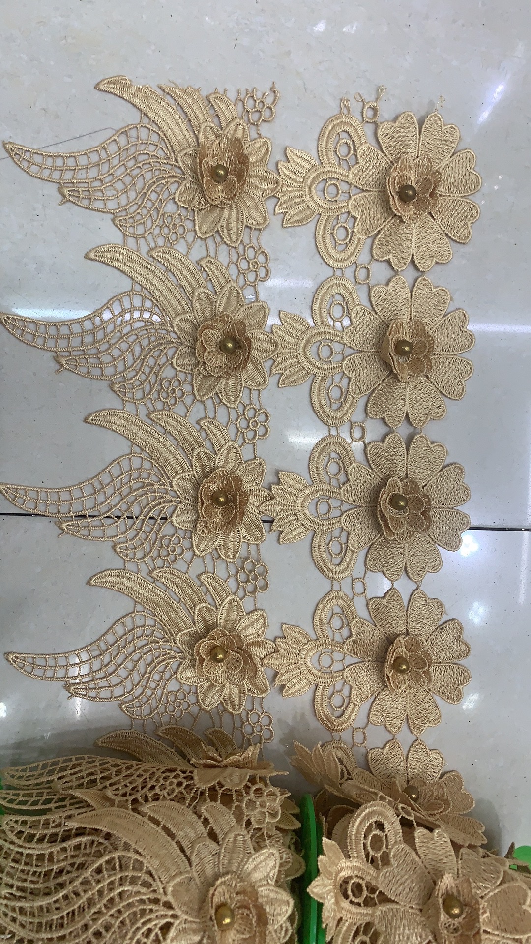Three-dimensional embroidery sample