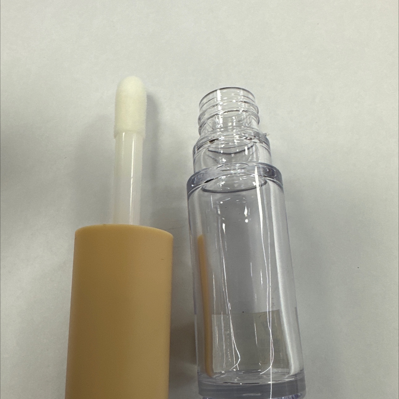 Versatile lip gloss tube details Picture