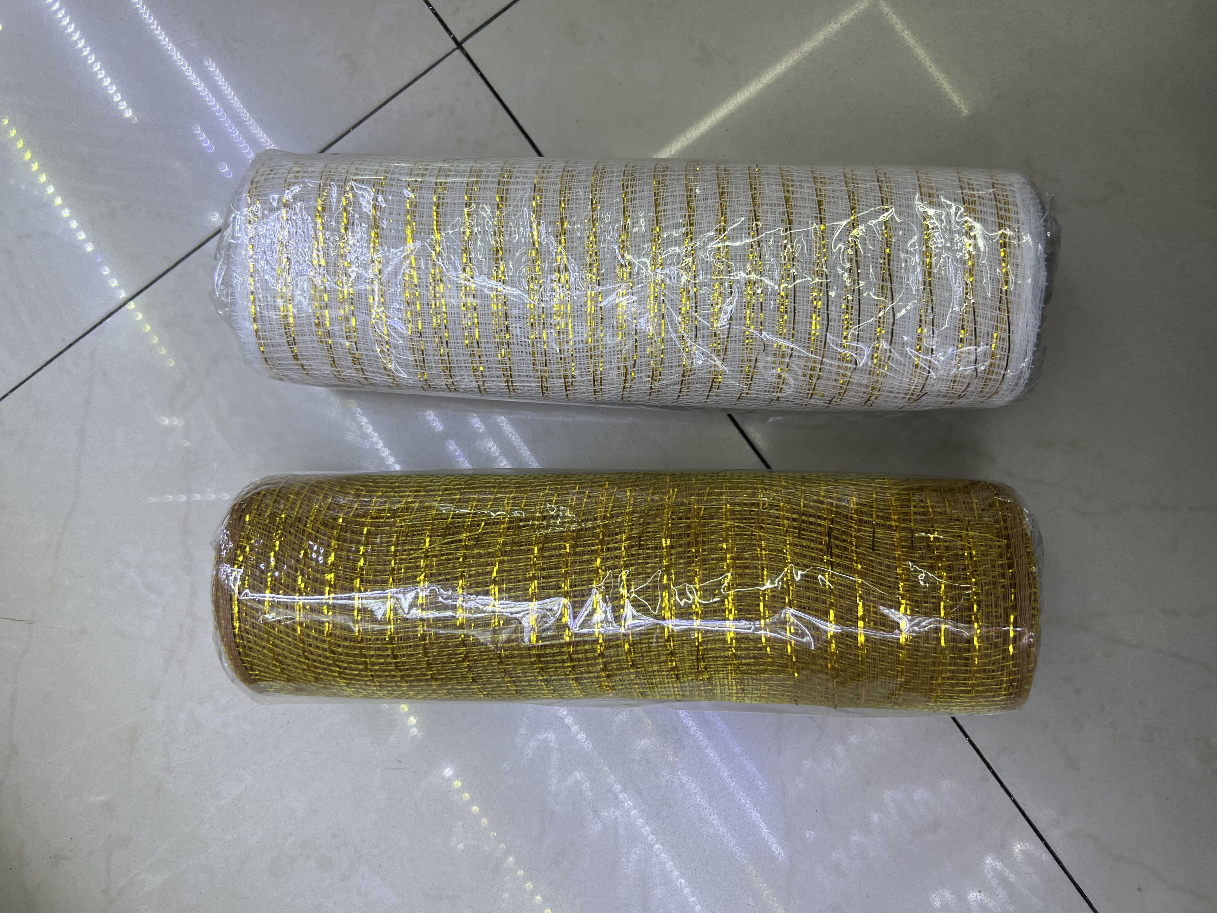 خيوط ذهبية