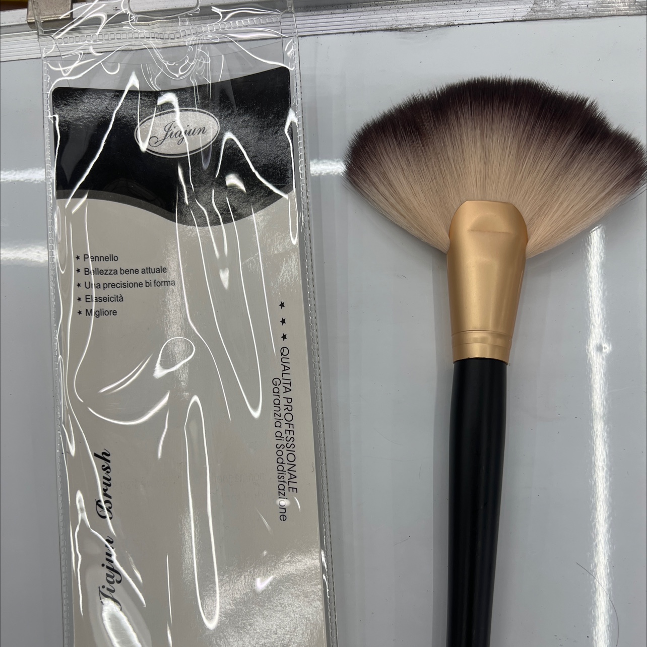 Sunburn brush details Picture