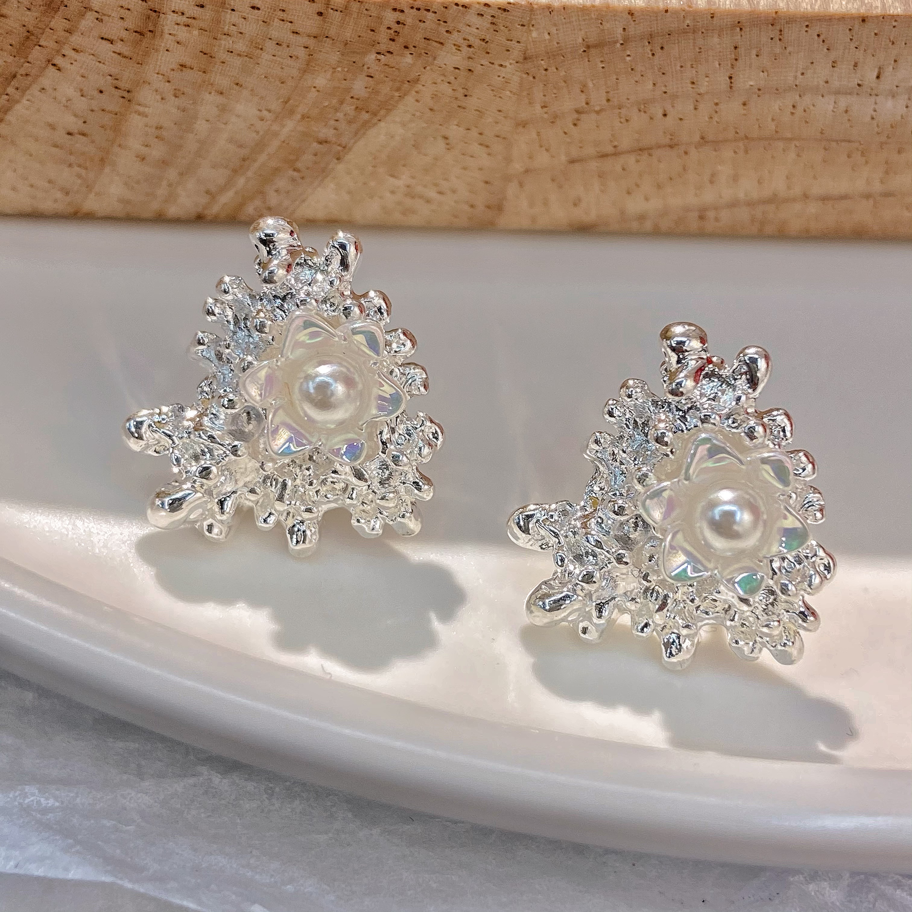 珍珠耳钉小众设计感高级冷淡风2023年新款潮不规则花朵耳环耳饰女