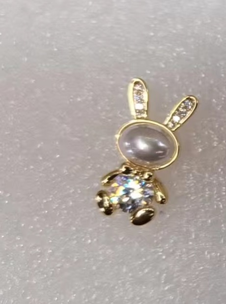 ins爆款一季爆款推荐，饰品百搭，小兔子耳针，铜+锆石镶嵌，手镶，微镶，铜丕耳钉白底实物图