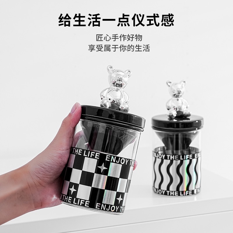 The checkered ashtray with a lid, creative black and white InS-style funnel, windproof and smoke-proof, personalized and trendy for home use in the living room Application Scenario