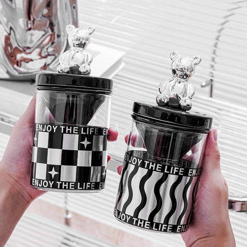 The checkered ashtray with a lid, creative black and white InS-style funnel, windproof and smoke-proof, personalized and trendy for home use in the living room Specification image