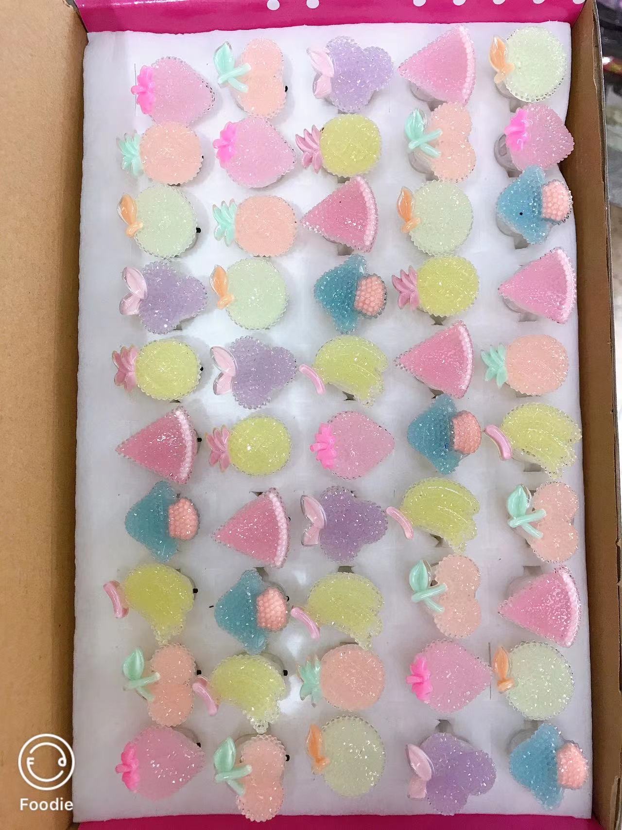 夜光带灯戒指 50个装儿童带灯戒指，安全无棱角，佩戴舒适不刮手，内含小灯设计，暗处也能闪闪发光，多款可爱造型，每天换着戴不重样，环保材质，放心
