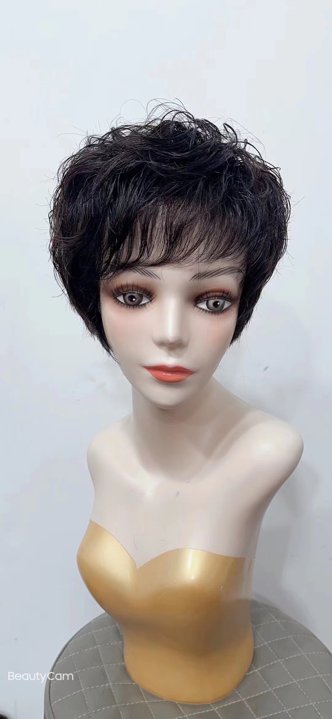 A wig for women with short hair, a Bob hairstyle, a round face with a straight fringe, and a natural and realistic wig. It's a full straight hair and a full head cover
