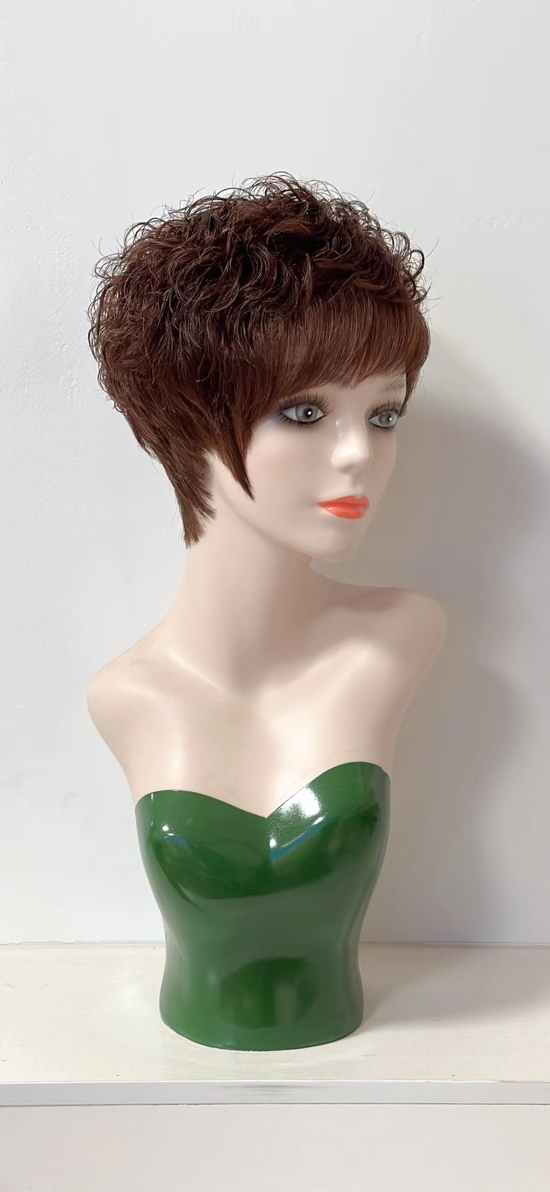Peluca mujer pelo corto bobo interior hebilla cara redonda qi flequillo conjunto de peluca natural realista todo el pelo recto todo el conjunto de cabeza 2 Application Scenario