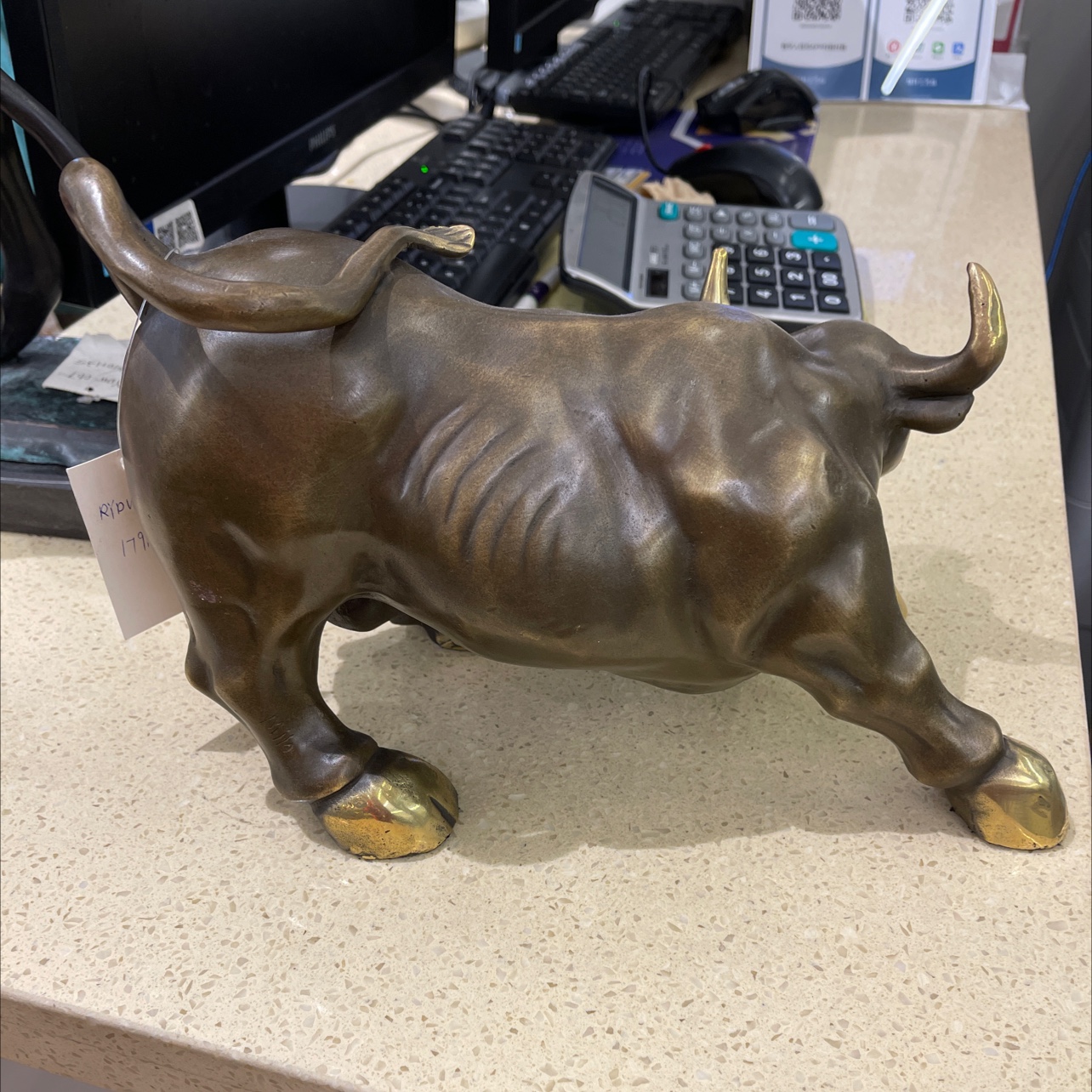 黄铜牛摆件细节图