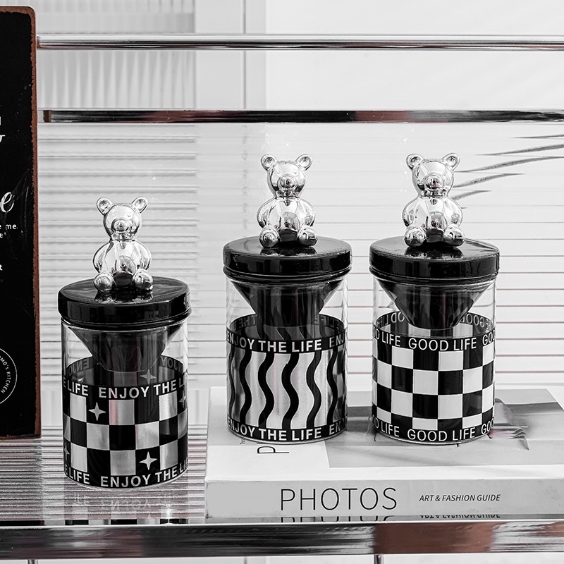 The checkered ashtray with a lid, creative black and white InS-style funnel, windproof and smoke-proof, personalized and trendy for home use in the living room details Picture