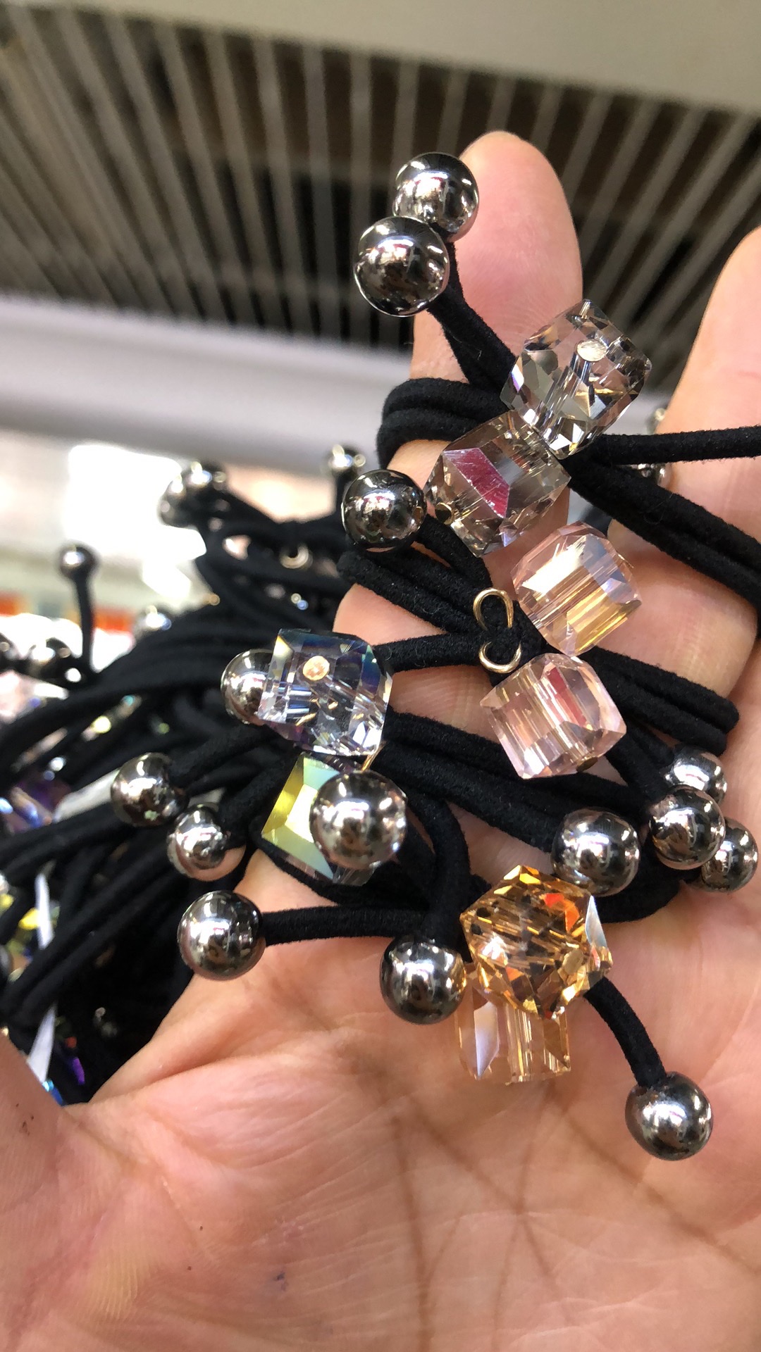 The diamond ball crystal is highly elastic and extends like a good rubber band details Picture