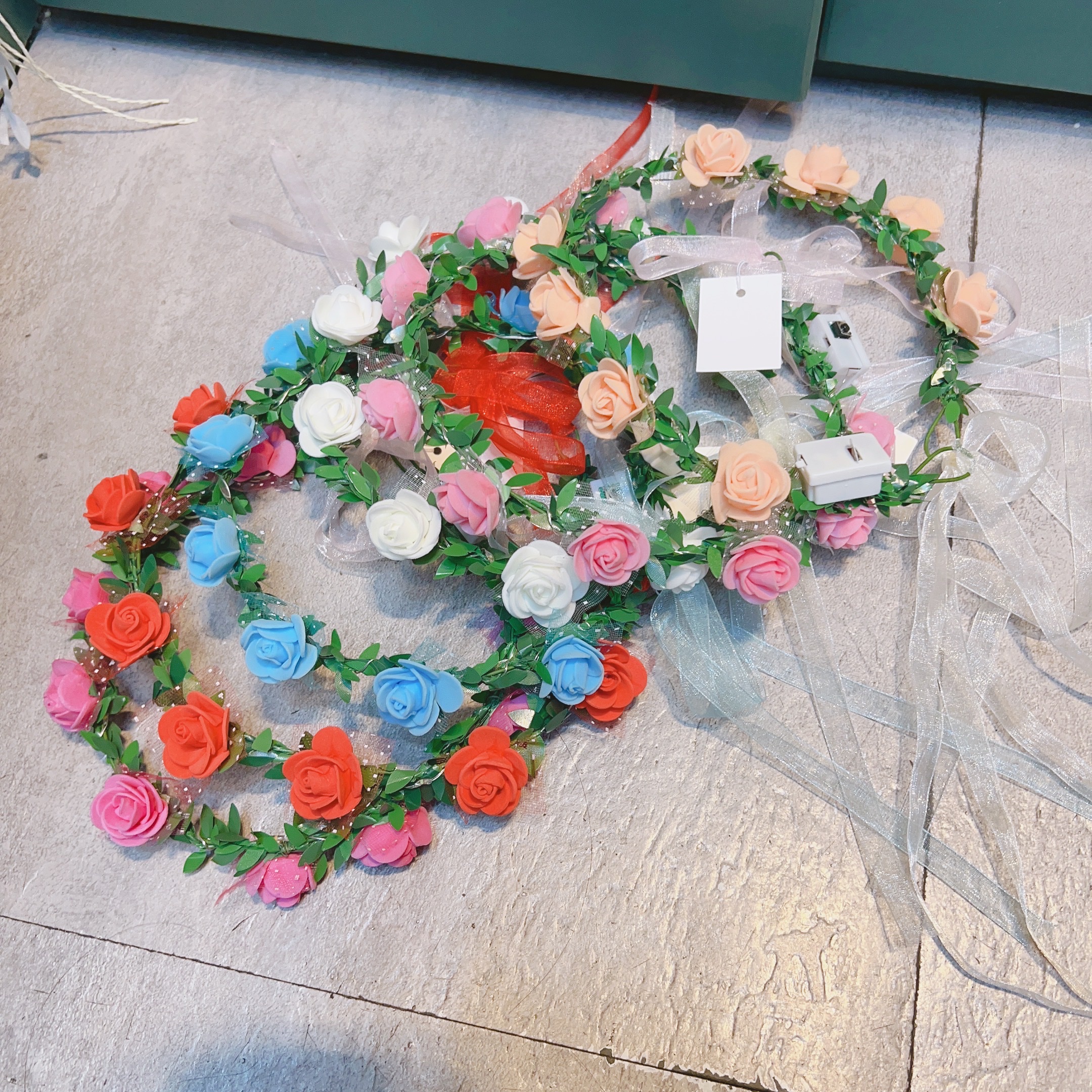 Jialan Accessories offers a special stock of small rose lighting flower headbands for global travel and scenic spots