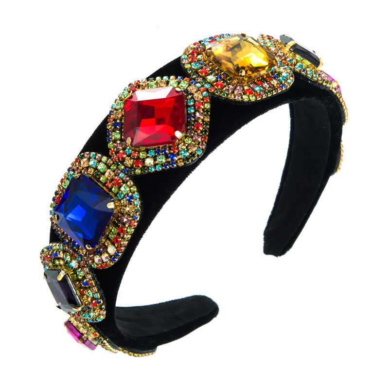 Wholesale of fashionable heavy craftsmanship headbands, light luxury court hair accessories with cobalt temperament and high-end feel Application Scenario
