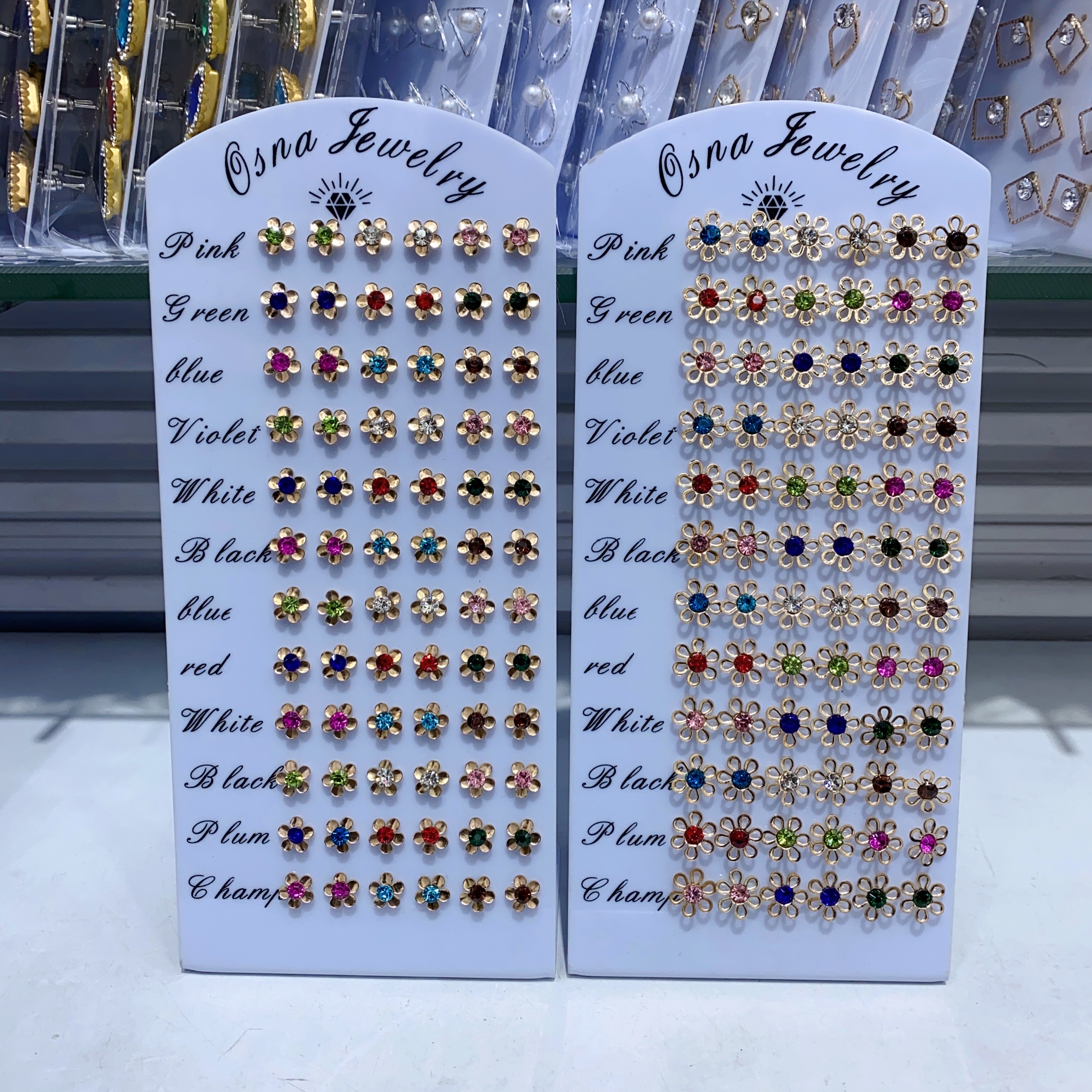 Popular ear studs: 36 pairs per clip