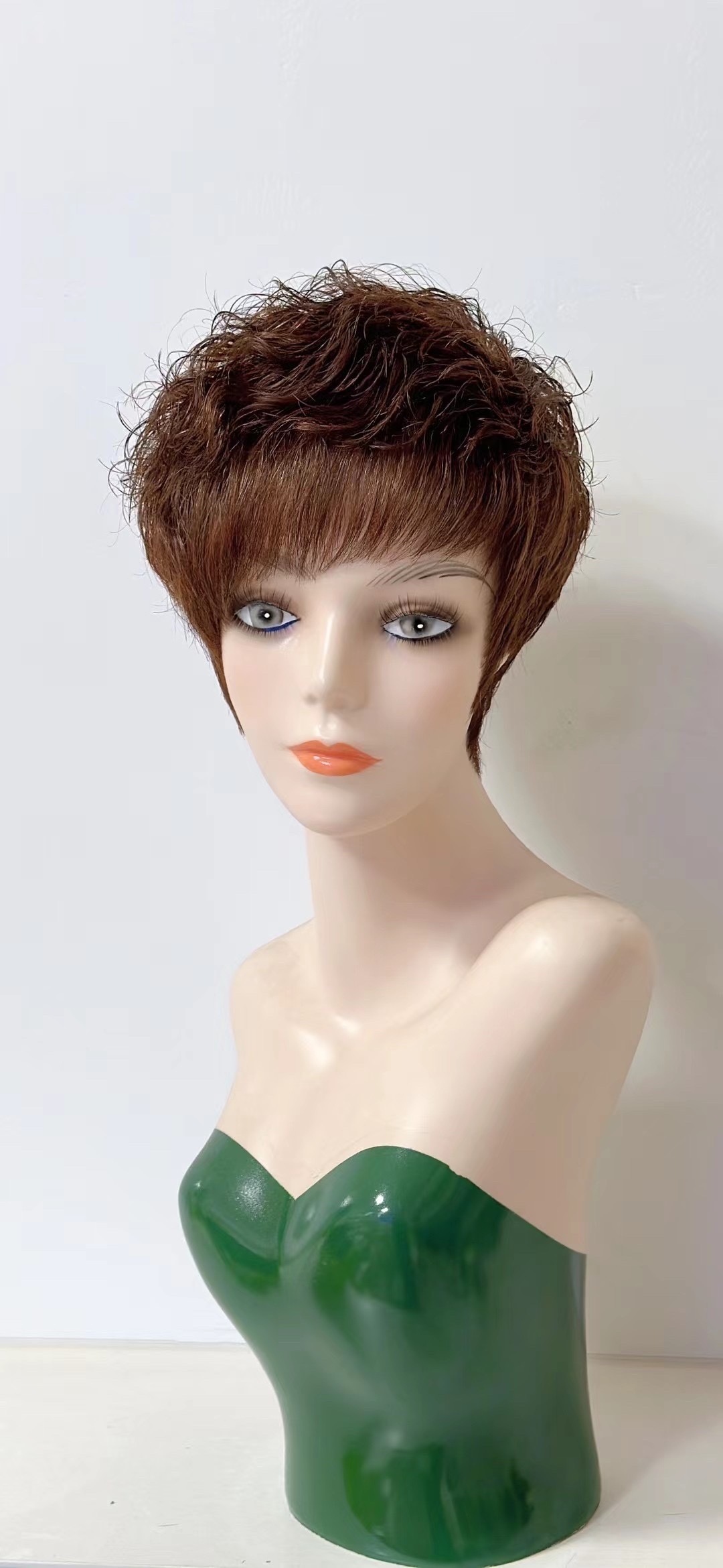 Peluca mujer pelo corto bobo interior hebilla cara redonda qi flequillo conjunto de peluca natural realista todo el pelo recto todo el conjunto de cabeza 2 details Picture