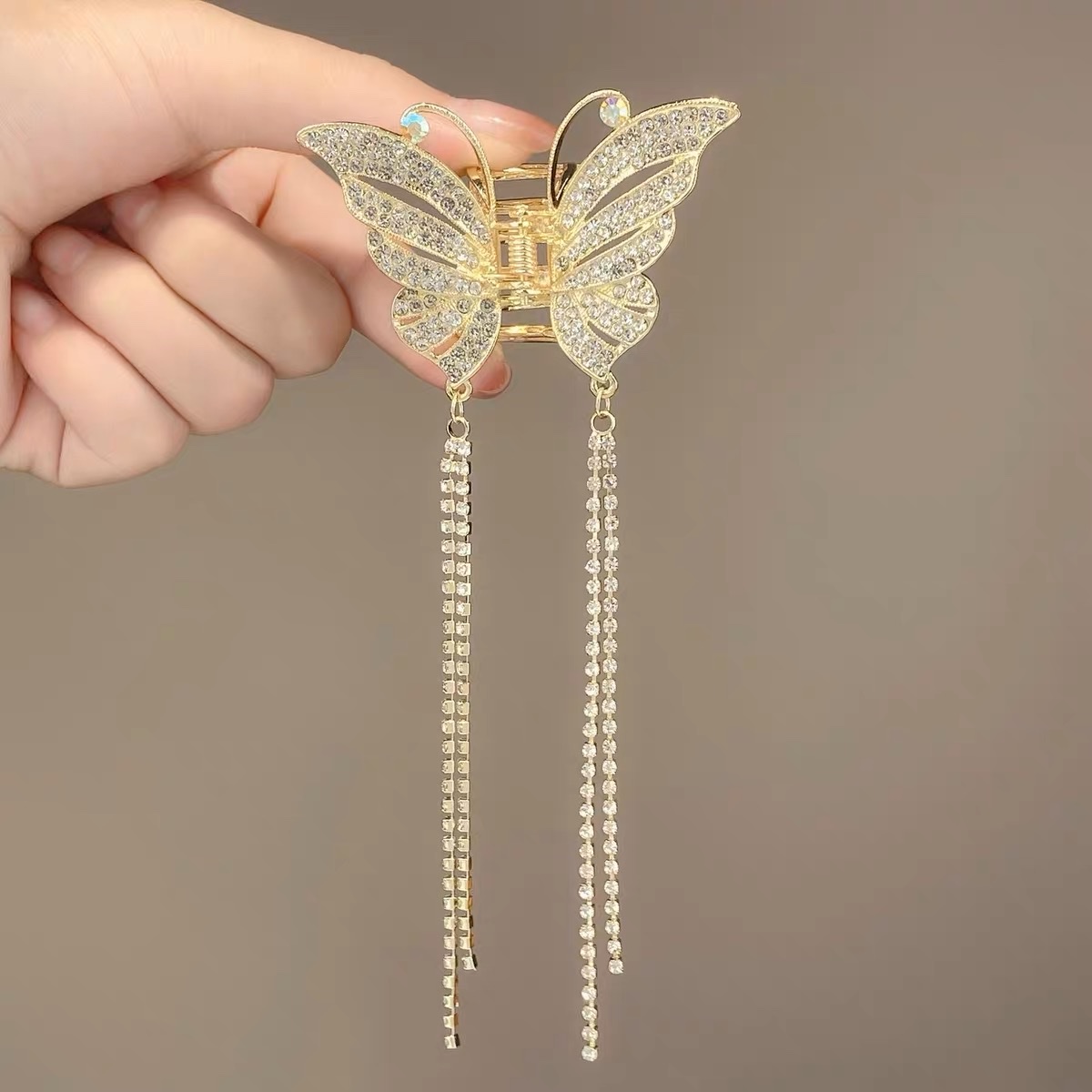Butterfly pearl tassel creative hair claw accessory for the back of the head details Picture