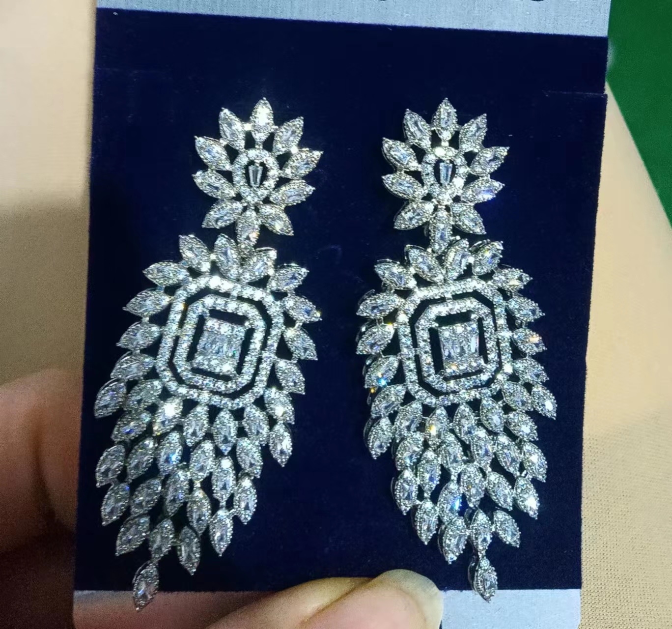 Micro-set large earrings, versatile for fashion in Europe, America and the Middle East