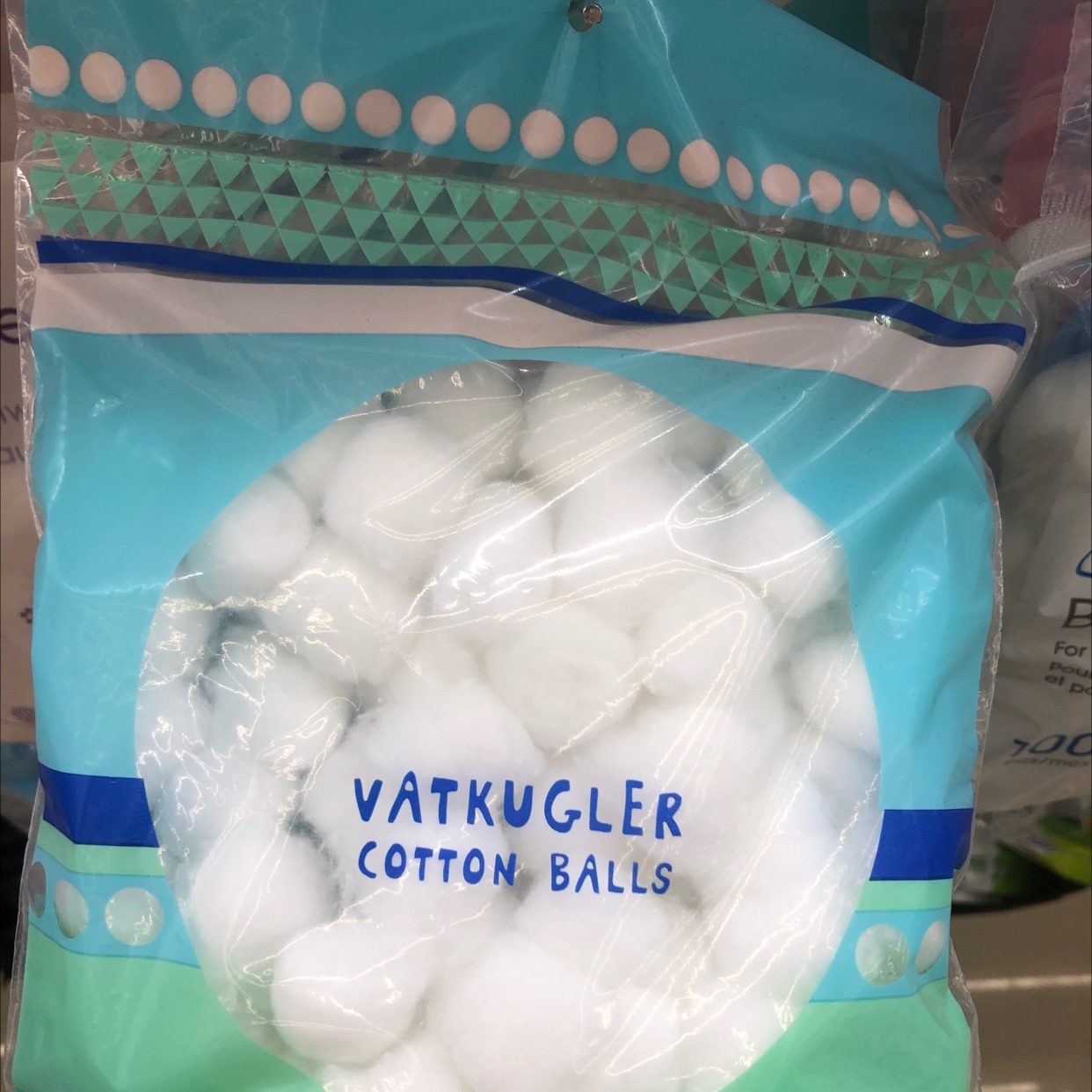 One hundred white cotton balls details Picture