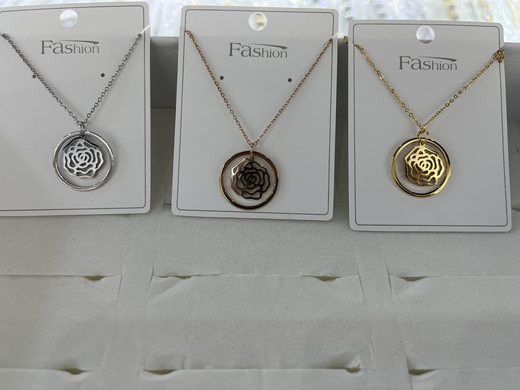 钛钢圆形玫瑰花项链