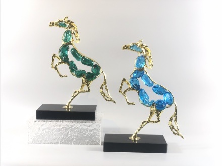 A natural crystal zinc alloy horse art piece with a marble base
